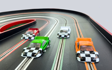 Spielzeugauto, Rennwagen, Schwarz-Weiß-Karo, Slalombahn, Miniaturfahrzeug