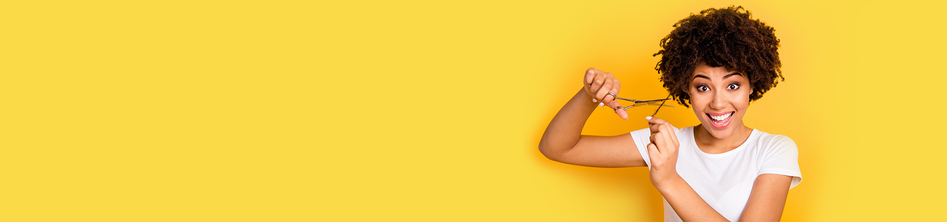 smiling woman, kurze lockige haare, brille, weisses t-shirt, gelber hintergrund