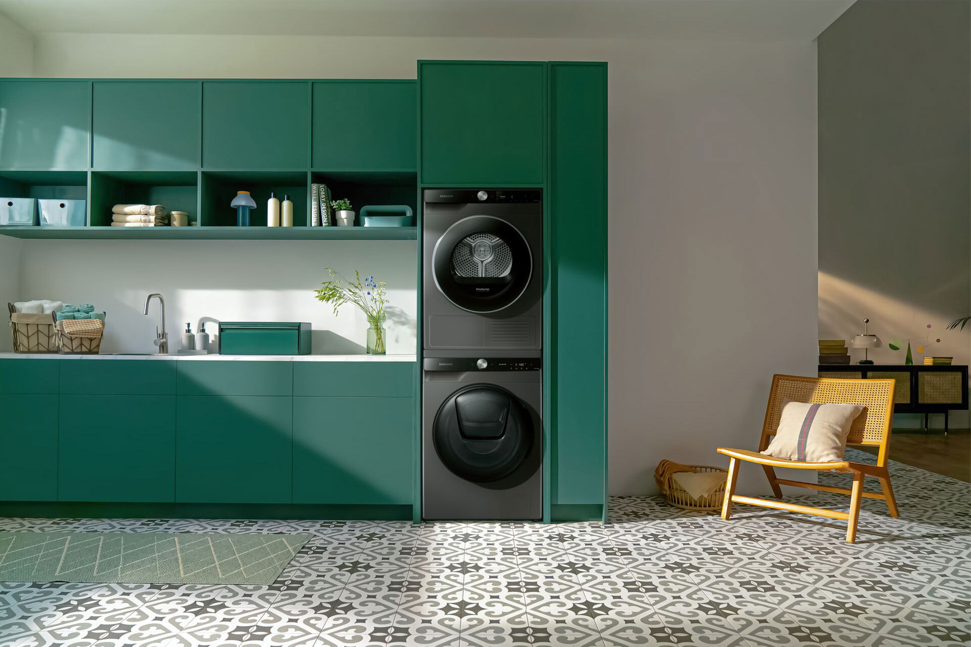 kitchen, Waschküche, Frontlader-Wascher, grüne Schränke, gemusteter Boden