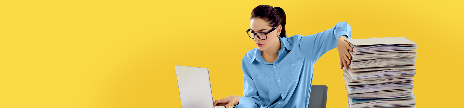 Laptop, Brille, Blaues Hemd, Papiere-Stapel, Büroangestellte