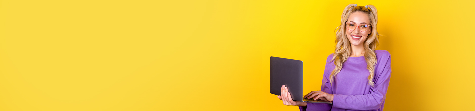 laptop, woman, glasses, lila top, gelber hintergrund